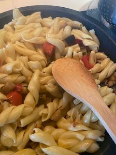 PASTA CON BERENJENAS, TOMATES Y PIÑONES