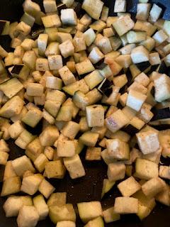 PASTA CON BERENJENAS, TOMATES Y PIÑONES