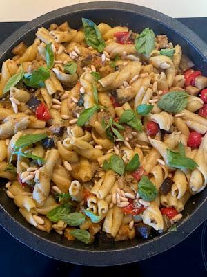 PASTA CON BERENJENAS, TOMATES Y PIÑONES