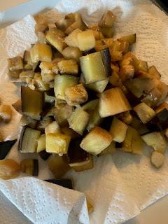 PASTA CON BERENJENAS, TOMATES Y PIÑONES