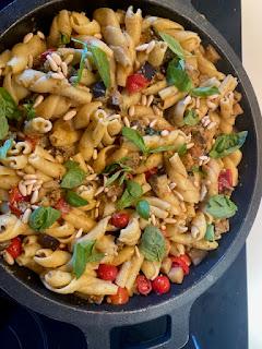 PASTA CON BERENJENAS, TOMATES Y PIÑONES