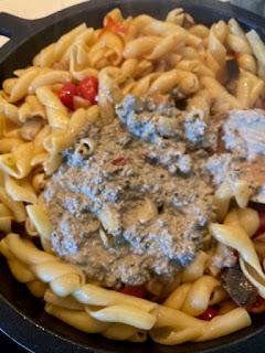 PASTA CON BERENJENAS, TOMATES Y PIÑONES