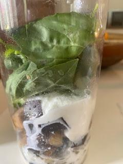 PASTA CON BERENJENAS, TOMATES Y PIÑONES