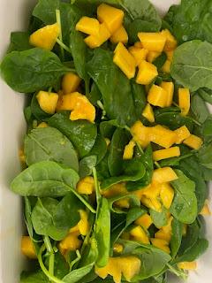 ENSALADA DE MANGO, ARANDANOS, ESPINACAS Y QUESO FETA