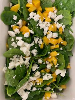 ENSALADA DE MANGO, ARANDANOS, ESPINACAS Y QUESO FETA