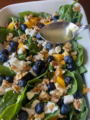 ENSALADA DE MANGO, ARANDANOS, ESPINACAS Y QUESO FETA