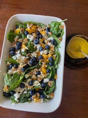 ENSALADA DE MANGO, ARANDANOS, ESPINACAS Y QUESO FETA