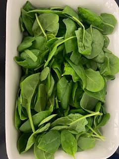 ENSALADA DE MANGO, ARANDANOS, ESPINACAS Y QUESO FETA