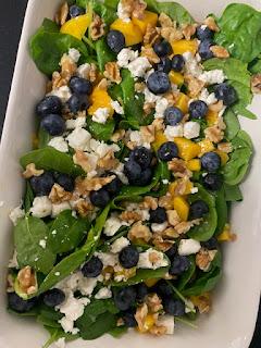 ENSALADA DE MANGO, ARANDANOS, ESPINACAS Y QUESO FETA