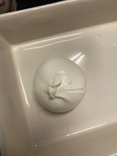 BURRATA CON ALCACHOFAS, TOMATE SECO Y NUECES