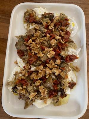 BURRATA CON ALCACHOFAS, TOMATE SECO Y NUECES