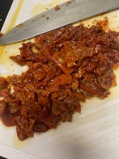 BURRATA CON ALCACHOFAS, TOMATE SECO Y NUECES