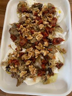 BURRATA CON ALCACHOFAS, TOMATE SECO Y NUECES