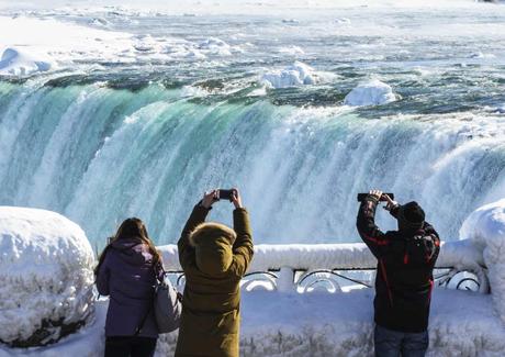 Cosas extrañas que descubrieron los científicos tras bloquear las aguas de las Cataratas del Niágara en 1969 Fuente de imagen representativa: Turistas toman fotografías de las Cataratas del Niágara casi congeladas el 20 de febrero de 2015 en las Cataratas del Niágara, Ontario, Canadá. (Foto de Aaron Vincent Elkaim/Getty Images)