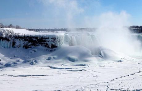 Cosas extrañas que descubrieron los científicos tras bloquear las aguas de las Cataratas del Niágara en 1969 Fuente de imagen representativa: Nieve helada y hielo cubren el río Niágara en el lado canadiense de las Cataratas del Niágara el 28 de febrero de 2015 en las Cataratas del Niágara, Ontario, Canadá. (Foto de Raymond Boyd/Getty Images)