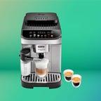 ¿Tienes miedo de perderte el Prime Day? Ahorre cientos de dólares durante el Black Friday en Best Buy en julio Cafetera De'Longhi Magnifica sobre un fondo verde de CNET