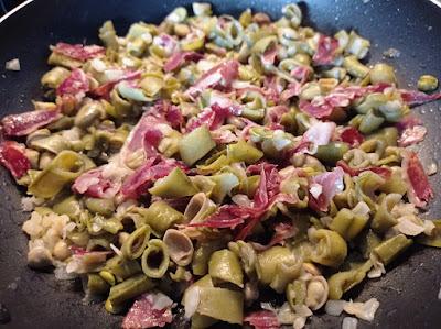 Revuelto de habas con vaina y jamón Revuelto de habas con vaina y jamón
