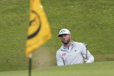 Sam Burns, de Estados Unidos, aterriza en el octavo hoyo durante la segunda ronda del campeonato de golf del Abierto Británico en el Royal Troon Golf Club en Troon, Escocia, el viernes 19 de julio de 2024.  (Foto AP/John Super)