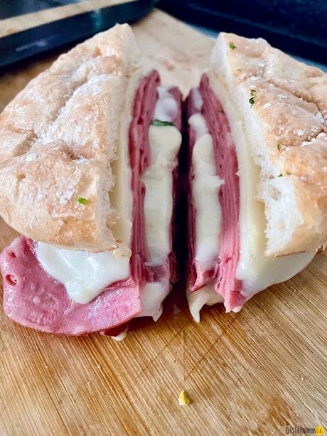 Sándwich de mortadela y “giardiniera” casera