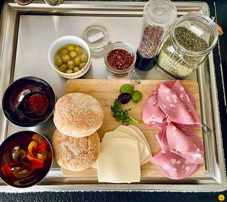 Sándwich de mortadela y “giardiniera” casera