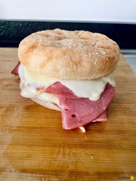 Sándwich de mortadela y “giardiniera” casera