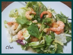 Ensalada de colas de langostinos al ajillo