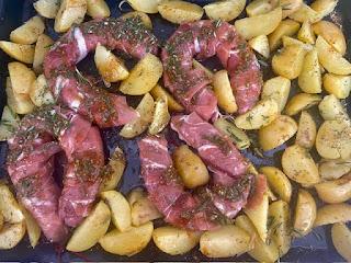 BUTIFARRAS CON PATATAS Y BEICON AL HORNO