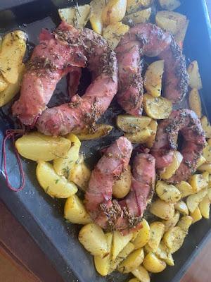 BUTIFARRAS CON PATATAS Y BEICON AL HORNO