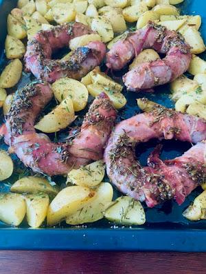 BUTIFARRAS CON PATATAS Y BEICON AL HORNO