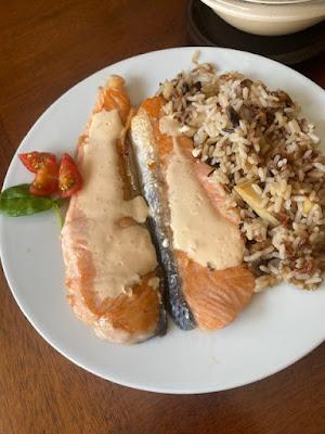 SALMON CON SALSA DE QUESO Y UN ACOMPAÑAMIENTO ESPECIAL