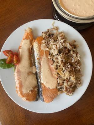 SALMON CON SALSA DE QUESO Y UN ACOMPAÑAMIENTO ESPECIAL