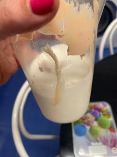 SALMON CON SALSA DE QUESO Y UN ACOMPAÑAMIENTO ESPECIAL