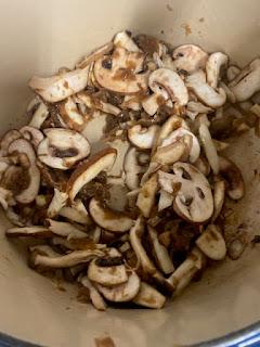 SALMON CON SALSA DE QUESO Y UN ACOMPAÑAMIENTO ESPECIAL