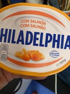 SALMON CON SALSA DE QUESO Y UN ACOMPAÑAMIENTO ESPECIAL