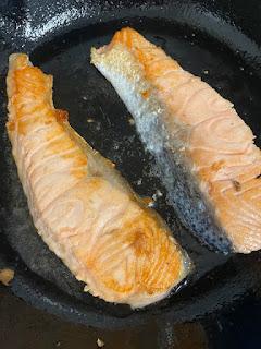 SALMON CON SALSA DE QUESO Y UN ACOMPAÑAMIENTO ESPECIAL