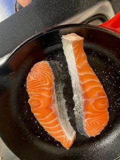 SALMON CON SALSA DE QUESO Y UN ACOMPAÑAMIENTO ESPECIAL