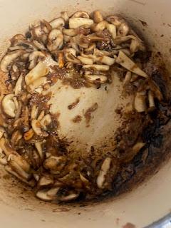 SALMON CON SALSA DE QUESO Y UN ACOMPAÑAMIENTO ESPECIAL