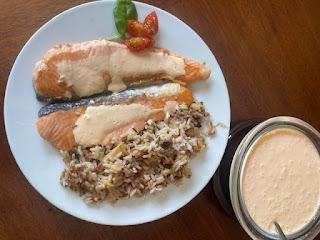 SALMON CON SALSA DE QUESO Y UN ACOMPAÑAMIENTO ESPECIAL