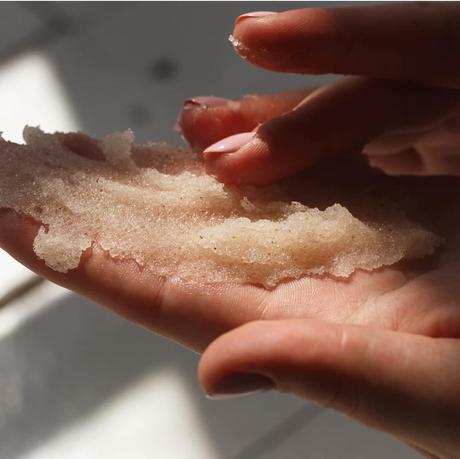 Exfoliarse en Verano para un Bronceado Uniforme y Duradero