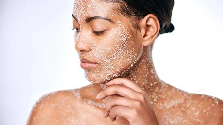 Exfoliarse en Verano para un Bronceado Uniforme y Duradero