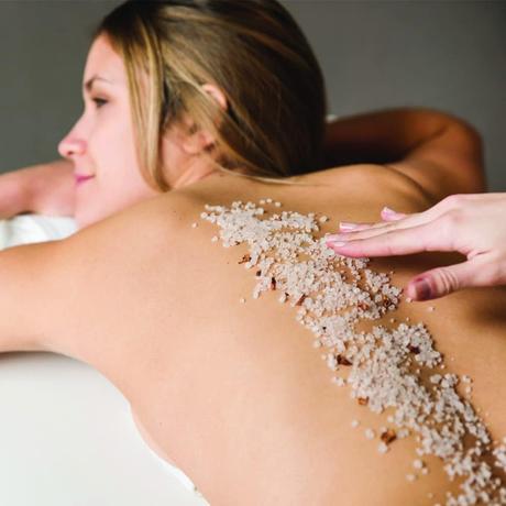 Exfoliarse en Verano para un Bronceado Uniforme y Duradero