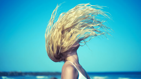 Mantén tu Pelo Rubio Saludable Todo el Verano