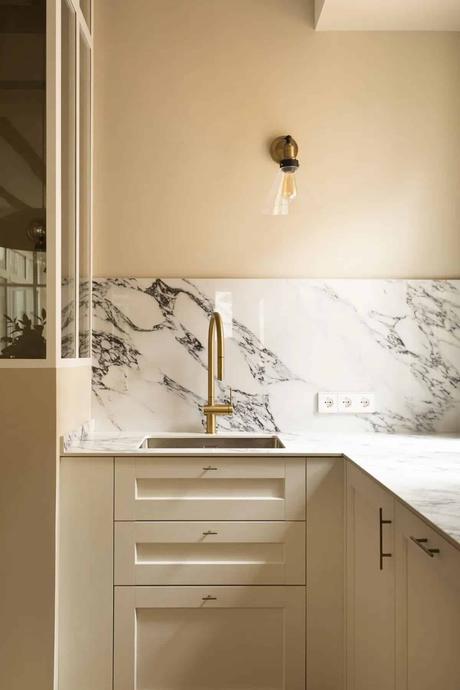 Un refugio de paz en el centro de la ciudad. Cómo decorar con una escalera de caracol.