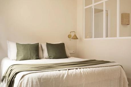 Un refugio de paz en el centro de la ciudad. Cómo decorar con una escalera de caracol.