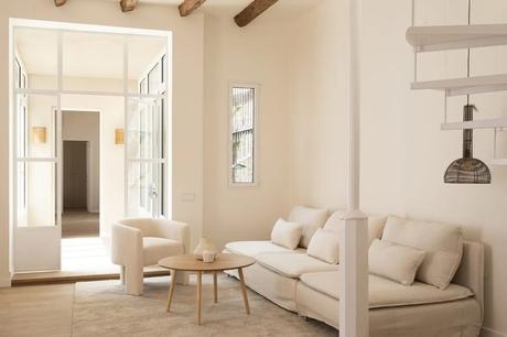 Un refugio de paz en el centro de la ciudad. Cómo decorar con una escalera de caracol.