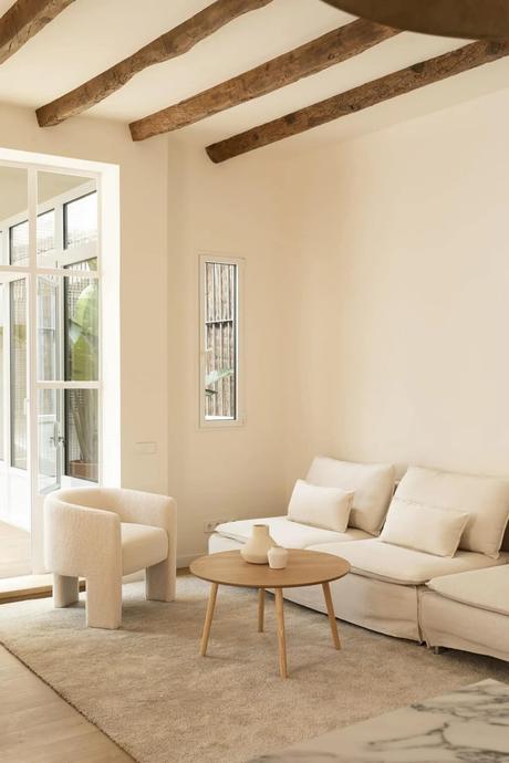 Un refugio de paz en el centro de la ciudad. Cómo decorar con una escalera de caracol.