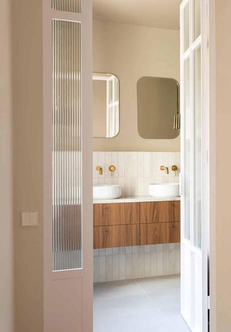 Un refugio de paz en el centro de la ciudad. Cómo decorar con una escalera de caracol.