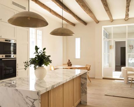 Un refugio de paz en el centro de la ciudad. Cómo decorar con una escalera de caracol.