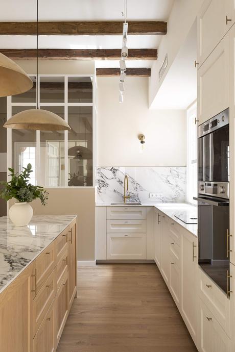 Un refugio de paz en el centro de la ciudad. Cómo decorar con una escalera de caracol.