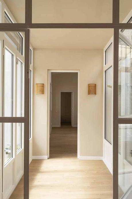 Un refugio de paz en el centro de la ciudad. Cómo decorar con una escalera de caracol.